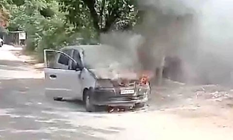 கோவையில் நடுரோட்டில் தீ பிடித்து எரிந்த கார்