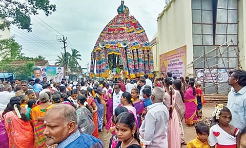 நாகூர் நாகநாதசாமி கோவிலில் தேரோட்டம் நடந்தது.