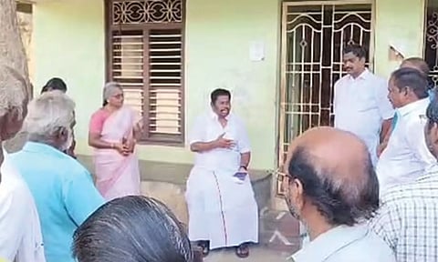 வீட்டு தின்னையில் அமர்ந்து கிராமமக்களிடம் அன்பழகன் எம்.எல்.ஏ குறைகளை கேட்டறிந்தார்.