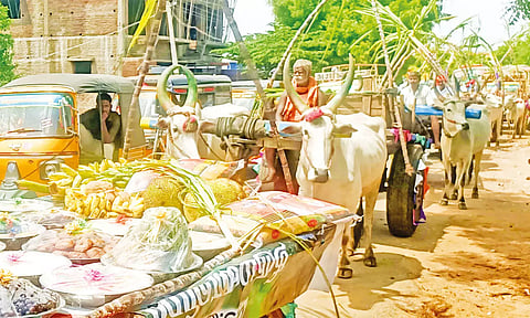 பழமை மாறாமல் மாட்டு வண்டிகளில் ஊர்வலமாக சீர் எடுத்து சென்று அசத்தல்