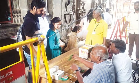 சிறப்பு கட்டண தரிசனத்திற்காக டிக்கெட் வசூலிக்கப்படுவதை படத்தில் காணலாம்.