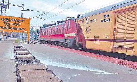 ரெயில் நிலையில் நிறுத்தி வைக்கப்பட்டுள்ள தாதர் எக்ஸ்பிரஸ் ரெயில்.