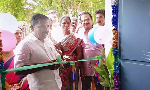 புதிய அங்கன்வாடி கட்டிடத்தை ரிப்பன் வெட்டி திறந்து வைத்த காட்சி.