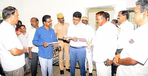 மின்னணு வாக்கு எந்திரங்கள் வைக்கப்பட்டுள்ள அறையின் பாதுகாப்பு குறித்து கலெக்டர் விஷ்ணுசந்திரன் ஆய்வு செய்தார்.