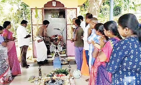 மழை பெய்ய வேண்டி ஆழியாறு அணை விநாயகர் கோவிலில் விவசாயிகள் யாகம்