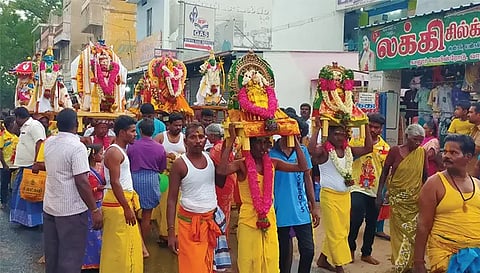 சாமி ஊர்வலம் நடந்த போது எடுத்த படம்.