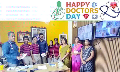 மாணவர்கள் நேரில் சென்று சந்தித்து வாழ்த்துகளை பரிமாறி காட்சி.
https://www.maalaimalar.com/preview/story-182815