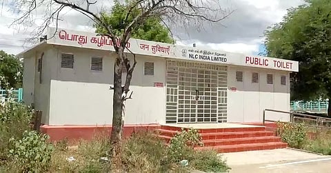 ரெயில் நிலையத்தில் அடிப்படை வசதிகள் இல்லாததால் பயணிகள் கடும் அவதி