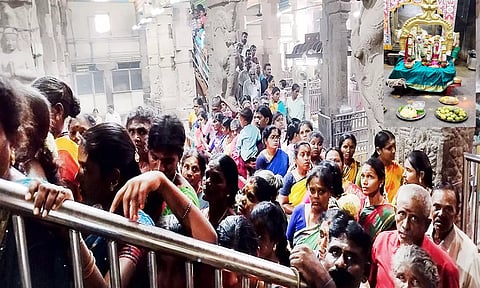 திருப்பரங்குன்றத்தில் ஆனி ஊஞ்சல் உற்சவ விழாவை முன்னிட்டு இன்று திரளான பக்தர்கள் சாமி தரிசனம் செய்தனர். (சிறப்பு அலங்காரத்தில் சுவாமி-அம்பாள்.)