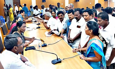 குறைதீர்க்கும் கூட்டத்தில் கலெக்டர் சங்கீதாவிடம் கோவிலாங்குளம் ஊராட்சி மன்ற உறுப்பினர்கள் ராஜினாமா கடிதம் கொடுத்தனர்.