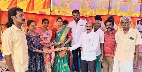 முகாமில் கலந்து கொண்டு ரத்ததானம் செய்தவர்களுக்கு குடைகள் வழங்கப்பட்ட காட்சி.