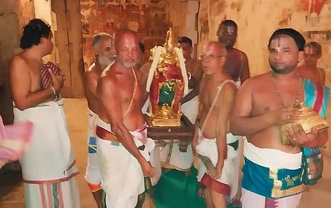 சேஷ்டாபிஷேகம் நடந்தபோது எடுத்த படம்.