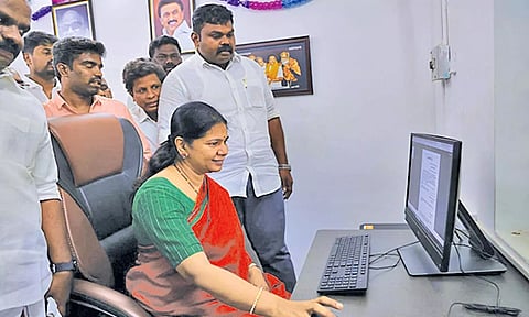 எம்.எல்.ஏ. அலுவலகத்தில் இ-சேவை மையத்தை கனிமொழி எம்.பி. தொடங்கி வைத்தார். அருகில் ராஜா எம்.எல்.ஏ. உள்ளார்.