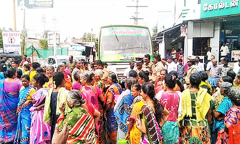 சாலை மறியலில் ஈடுபட்ட பொதுமக்களிடம் போலீசார் பேச்சுவார்த்தை நடத்திய காட்சி.