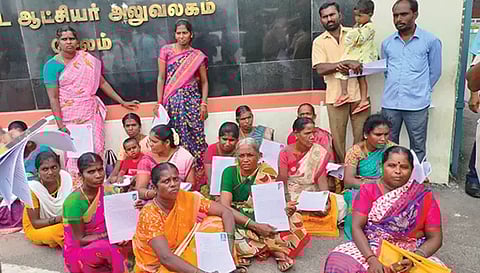 தர்ணா போராட்டத்தில் ஈடுபட்ட நரியனூர் காலனி மக்கள். 