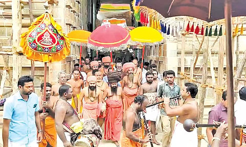 யாகசாலை மண்டபத்தில் புனிதநீர் கலசங்கள் வைக்கும் நிகழ்வில் தருமபுரம் ஆதீனம் பங்கேற்றார்.