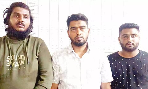 சிங்கப்பூரில் இருந்து தங்கம் கடத்த குருவியாக செயல்பட்ட வாலிபரை காரில் கடத்திய கும்பல்