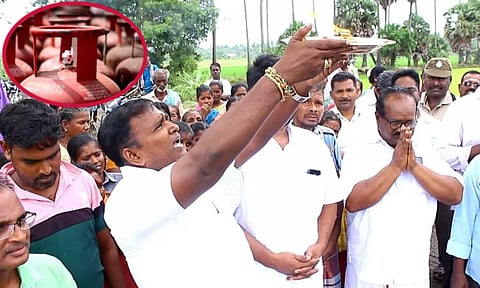 சிலிண்டர் விலை உயர்வு குறித்து கேள்வி கேட்ட பெண்களிடம் பூஜை தட்டை வானத்தில் காட்டி மந்திரம் ஓதிய பா.ஜ.க. அமைச்சர்.