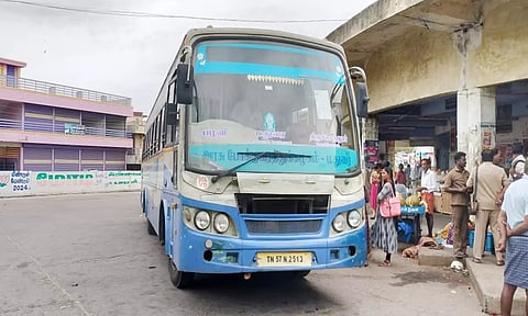 பஸ் நிலையத்தில் இருந்த அரசு பஸ் ஜப்தி செய்யப்பட்டது.
