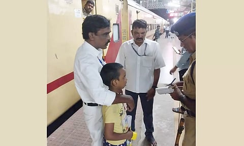 மீட்கப்பட்ட சிறுவனிடம் அரக்கோணம் ரெயில்வே பாதுகாப்பு படை போலீசார் விசாரித்த காட்சி.