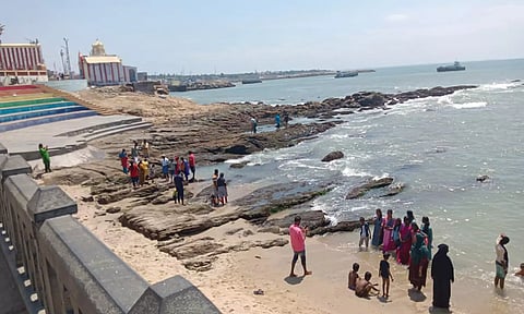 கடல் "திடீர்" என்று உள்வாங்கியதால் விவேகானந்தர் மண்டபத்துக்கு படகு போக்குவரத்து ரத்து