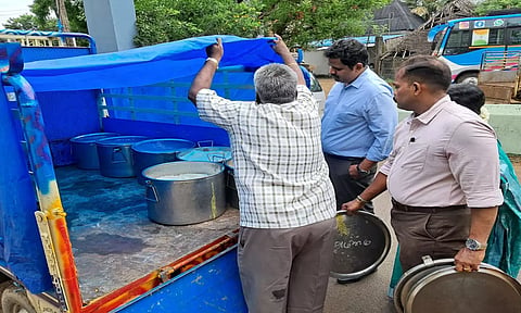 மாணவர்களுக்கு வழங்கப்படும் உணவை கலெக்டர் ஆய்வு செய்தார்.