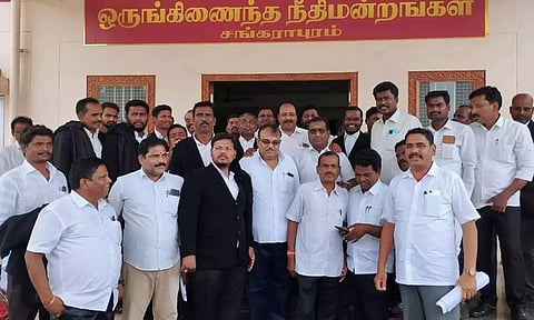 வக்கீல்கள் கோர்ட்டை புறக்கணிப்பு செய்தனர்.
