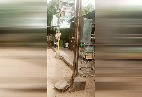 சாத்தான்குளம் கடைவீதியில் அபாய நிலையில் உள்ள மின்கம்பம் சீரமைக்கப்படுமா?