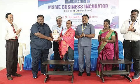 திறப்பு விழாவில் பங்கேற்றவர்களுக்கு நினைவு பரிசுகள் வழங்கப்பட்ட காட்சி.