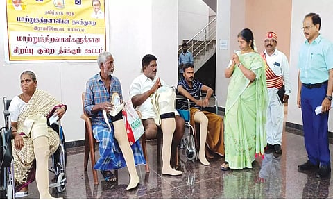 மாற்றுத்திறனாளிகளுக்கு செயற்கை கால்களை கலெக்டர் வழங்கிய காட்சி.