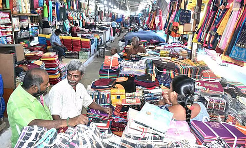 வெளி மாநில வியாபாரிகள் வராததால் ஈரோடு ஜவுளி சந்தை வெறிச்சோடியது