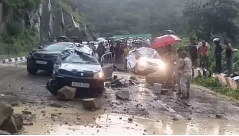 நாகலாந்தில் நிலச்சரிவு: ராட்சத பாறை உருண்டு விழுந்ததில் சுக்குநூறாக நசுங்கிய கார்கள்- வைரலாகும் வீடியோ