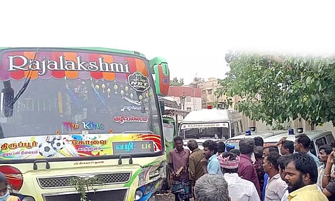 நிறுத்தப்பட்ட ஆம்புலன்ஸ் மோதிய தனியார் பஸ்.
