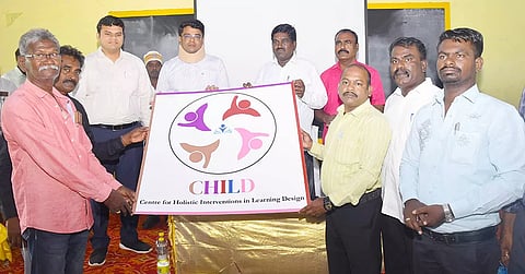 ராமநாதபுரத்தில் மாணவ-மாணவிகளுக்கான நலக்குழு இலச்சினையை கலெக்டர் விஷ்ணுசந்திரன் வெளியிட்டர்.
