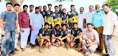 த.மு.மு.க. மாநில செயலாளர் சாதிக் பாட்சா வெற்றி பெற்ற வீரர்களை பாராட்டினார்.