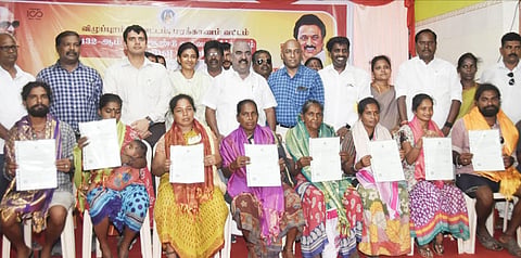 மரக்காணத்தில் நடந்த ஜமாபந்தி நிறைவு விழா நிகழ்ச்சியில் அமைச்சர் செஞ்சி மஸ்தான் கலந்து கொண்டு பயனாளிகளுக்கு நலத்திட்ட உதவிகளை வழங்கினார்.