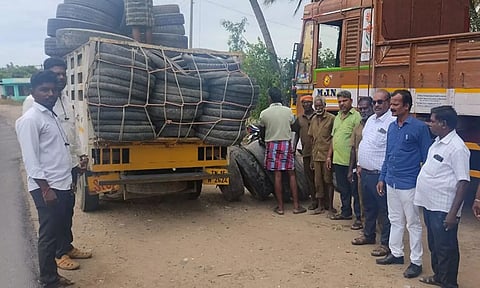 கள்ளக்குறிச்சி நகராட்சி சார்பில் டெங்கு கொசு புழு உற்பத்தி ஆகாத வகையில் பழைய டயர்களை கண்டறிந்து அவற்றை அப்புறப்படுத்தும் காட்சி.