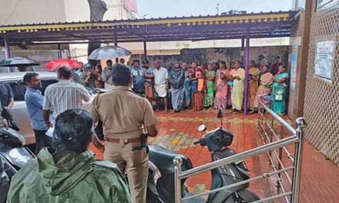 திங்கள் நகர் பேரூராட்சியில் செல்போன் கோபுரம் அமைக்க பொதுமக்கள் எதிர்ப்பு