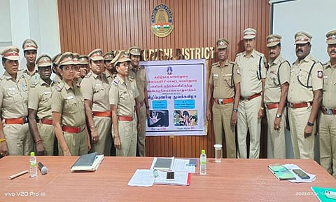கள்ளக்குறிச்சியில் பாலியல் குற்றங்களில் இருந்து குழந்தைகளை பாதுகாக்கும் இமைகள் திட்டத்தை போலீஸ் சூப்பிரண்டு மோகன்ராஜ் தொடங்கி வைத்து விழிப்புணர்வு ஏற்படுத்தினார்.