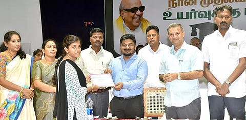 விருதுநகரில் நடந்த உயர்கல்வி வழிகாட்டுதல் முகாமில் மாணவ-மாணவிகளுக்கு உயர்கல்வி பயில்வதற்கான ஆணைகளை கலெக்டர் ஜெயசீலன் வழங்கினார். அருகில் அசோகன் எம்.எல்.ஏ. உள்ளார்.