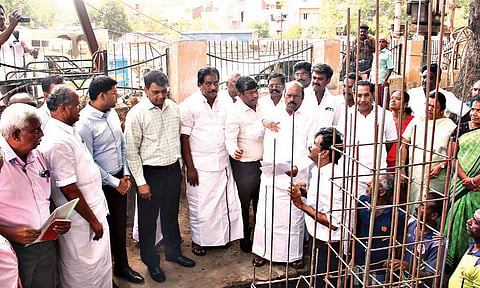 மதுரை முனிச்சாலை பகுதியில் டி.எம்.சவுந்தரராஜன் சிலை வைக்கப்படும் இடத்தை
அமைச்சர்கள் எ.வ.வேலு, பி.மூர்த்தி ஆகியோர் இன்று பார்வையிட்டனர். அருகில்
எம்.எல்.ஏ.க்கள் பூமிநாதன், தளபதி, மேயர் இந்திராணி, மாநகராட்சி ஆணையர் பிரவீன்குமார் உள்ளனர்.