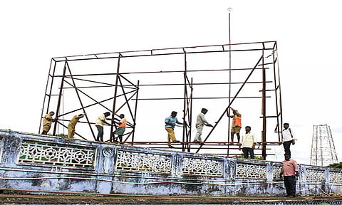 சந்திப்பு மேம்பாலம் அருகே இரும்பு பேனர்கள் அகற்றப்பட்ட போது எடுத்தபடம்.