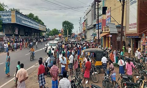 விருத்தாசலம் பாலக்கரை பஸ் நிறுத்தம் எதிரில் வேலை தேடி நிற்கும் தொழிலாளர்கள் படத்தில் காணலாம். 