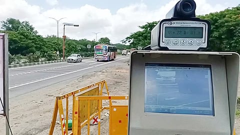 தொப்பூர் மலை பாதையில் 30 கிலோ மீட்டருக்கு மேல் வேகமாக செல்லும் வாகனங்களின் வேகத்தை கண்காணிக்கும் அளவீடும் கருவியை படத்தில் காணலாம்.