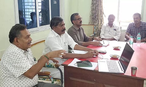 கோபி யூனியன் அலுவலகத்தில் நடைபெற்ற ஆய்வு கூட்டத்தில் அந்தியூர் ஏ.ஜி.வெங்கடாசலம் எம்.எல்.ஏ. அதிகாரிகளுக்கு ஆலோசனை வழங்கினார்.