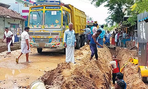 சீர்காழியில், புதைவடை மின்கம்பி பணியால் போக்குவரத்து பாதிப்பு