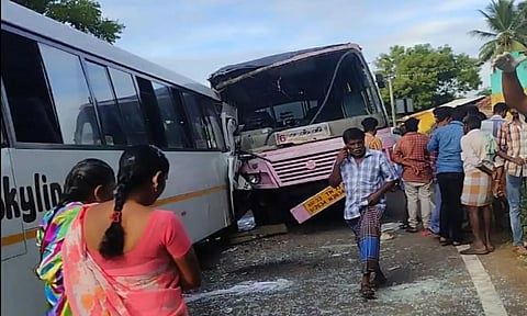 அரசு டவுன் பஸ்-தனியார் பனியன் கம்பெனி பஸ் நேருக்குநேர் மோதி விபத்தானது.