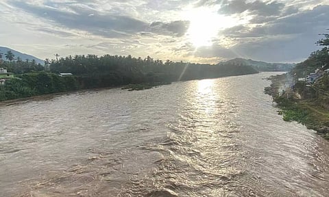 மேட்டுப்பாளையம் பவானி ஆற்றில் வெள்ளம் பெருக்கெடுத்து ஓடிய காட்சி.