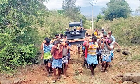 டிரான்ஸ்பார்மரை மலைவாழ் மக்கள் தோளில் சுமந்து சென்ற காட்சி.