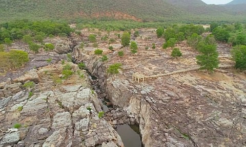ஐவர்பாணியில் தண்ணீர் இன்றி வறண்டு பாறைகள் தெரிவதை படத்தில் காணலாம்.
